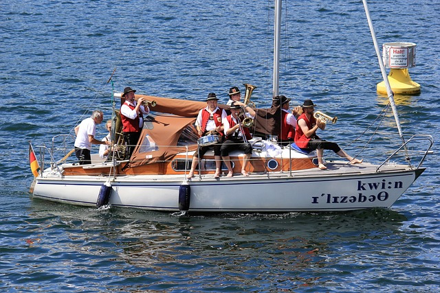 东契奇在比赛中意外与美女助教亲密接触，笑容满面.