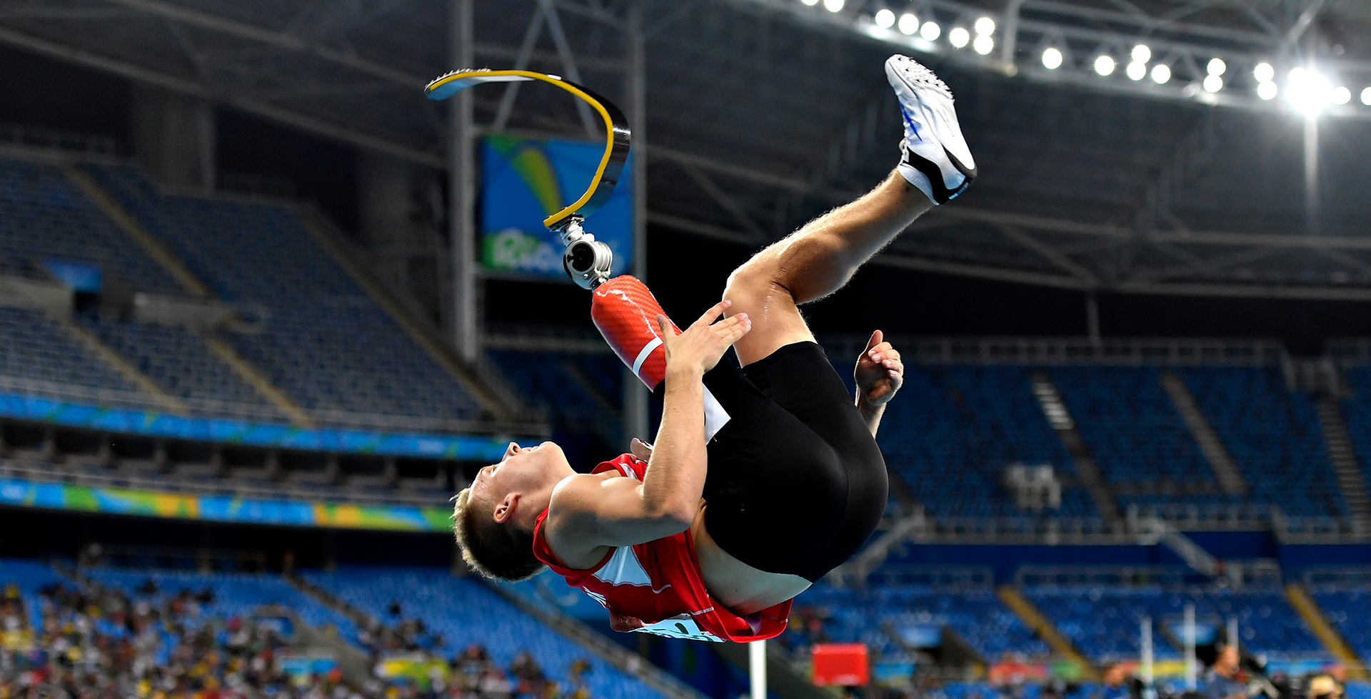 表现引人注 表现引人注